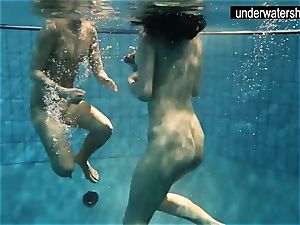 2 fabulous amateurs displaying their figures off under water